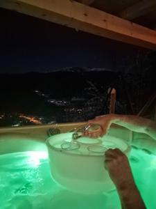 una persona en una piscina por la noche en Molden 1 - med Jacuzzi!, en Luster