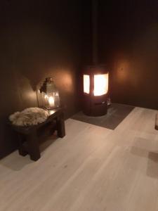 una camera oscura con panchina e lanterna di Molden 1 - med Jacuzzi! a Luster Altre 5 foto