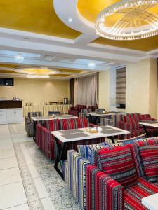 Un comedor con mesas y sillas en un restaurante. en KOCHEVNIK NOMAD hotel, en Bishkek