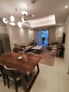 sala de estar con mesa y sofá en Two Bedrooms Apartment at Address Residence Fujairah, en Sharm