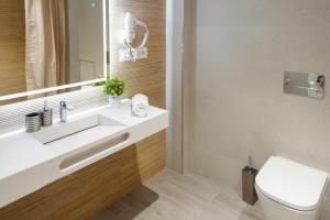 uma casa de banho com um lavatório e um WC em Mimi's Apartment in En Corts em Valência