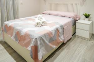 1 dormitorio con 1 cama con toallas en Mimi's Apartment in En Corts, en Valencia