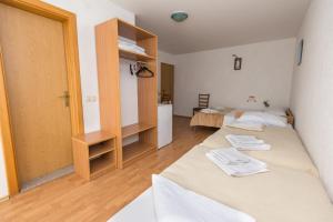 Un pat sau paturi într-o cameră la Guest House Maria