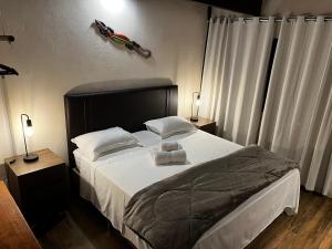 sypialnia z łóżkiem z dwoma ręcznikami w obiekcie Rancho Aroeira w mieście São Jorge