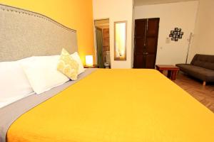 Postel nebo postele na pokoji v ubytování Hotel Universidad