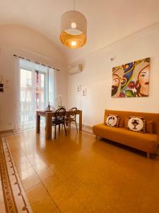 Palermo Center Residenza IN Cattedrale Superior Apartment في باليرمو: غرفة معيشة مع أريكة وطاولة