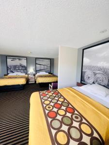 Säng eller sängar i ett rum på Super 8 by Wyndham Humboldt