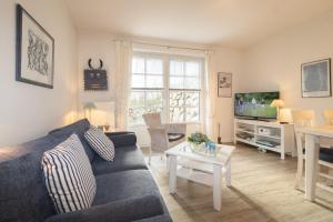 a living room with a couch and a table at Ferienwohnung Frahm in Hörnum