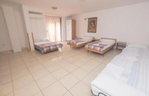 Habitación hospitalaria con 2 camas y mesa en Guest House Maria, en Međugorje