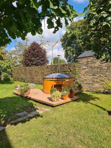 a gazebo in a yard with plants at Haus Päsch nahe See mit beheiztem Whirlpool/Sauna in Butgenbach