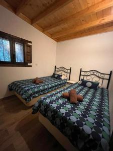 2 Betten in einem Zimmer mit 2 Betten sidx sidx sidx sidx in der Unterkunft Las Palmeras Temisas in Temisas