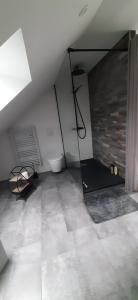 Zimmer mit Glastür im Dachgeschoss in der Unterkunft le Nid Douillet in Chènehutte-les-Tuffeaux