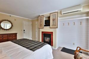 Ένα ή περισσότερα κρεβάτια σε δωμάτιο στο The Birch Ridge- English Gentleman's Room #9 - King Suite in Killington, Vermont, Hot Tub, home