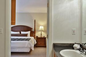Ванная комната в The Birch Ridge- English Gentleman's Room #9 - King Suite in Killington, Vermont, Hot Tub, home
