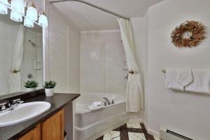 biała łazienka z wanną, umywalką i wanną w obiekcie The Birch Ridge- English Gentleman's Room #9 - King Suite in Killington, Vermont, Hot Tub, home w mieście Killington