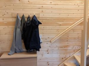 een kamer met een houten muur en een kledingrek bij Lucky house Borsk in Borsk