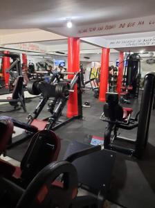 une salle de sport avec de nombreuses machines et un panneau indiquant que nous attendons d'utiliser dans l'établissement My Flat, à Praia