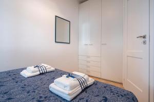 um quarto com duas toalhas sentadas numa cama em Nel verde a due passi dal mare em Lido di Spina