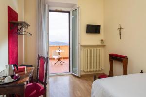 Posteľ alebo postele v izbe v ubytovaní Hotel Sacro Cuore + 37 fotografií