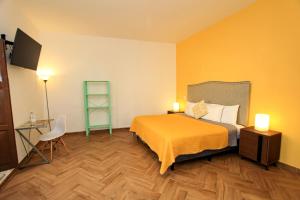 Postel nebo postele na pokoji v ubytování Hotel Universidad
