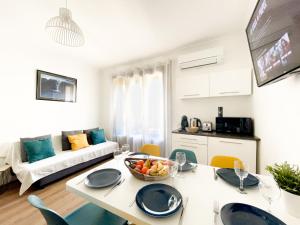 una sala de estar con una mesa con un bol de fruta. en Superbe appartement, 3 chambres, gare St Charles, en Marsella