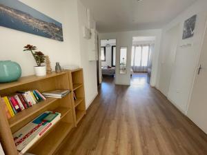 un pasillo de un apartamento con una estantería de libros en Superbe appartement, 3 chambres, gare St Charles, en Marsella