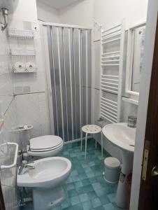 AteletaにあるCASA ATELETA (roccaraso)の白いバスルーム(トイレ2つ、シンク付)