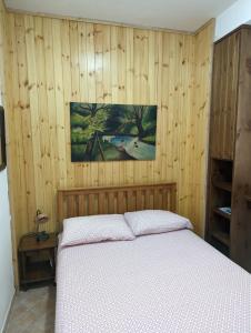 AteletaにあるCASA ATELETA (roccaraso)の木製の壁のベッドルーム1室(ベッド1台付)