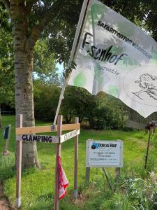 Glamping Essenhof外面的花园