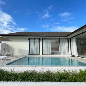 Swimmingpoolen hos eller tæt på Karisma Private Villa Pattaya