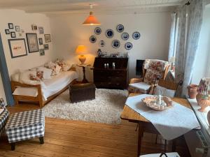 a living room with a bed and a table at Historische Reetdach-Kate in Dannewerk