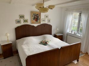 a bedroom with a bed with a bowl of flowers on it at Historische Reetdach-Kate in Dannewerk