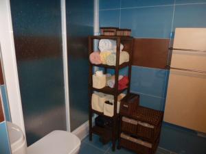 een handdoekenrek in een badkamer met een toilet bij La buhardilla de Mayte in Broto
