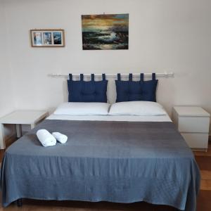 フリゴレにあるCase Di Piciのベッドルーム1室(ベッド1台、白いタオル2枚付)