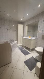 bagno con vasca, lavandino e servizi igienici di Samad Wohnen a Essen