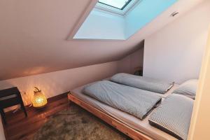 um quarto com 2 camas e uma clarabóia em Ferienhof Silbereis em Deggenhausertal