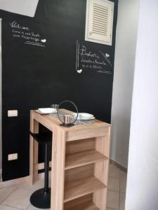 una mesa en una habitación con una pared negra en Casa Roberto, en Arzachena