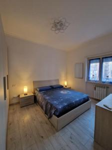 ein Schlafzimmer mit einem großen Bett und zwei Lampen in der Unterkunft Casa Altomare in Ladispoli