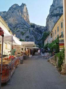 an outdoor market with a mountain in the background at Zofia appartements - Duplex avec terrasse #2 in Moustiers-Sainte-Marie
