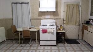 Η κουζίνα ή μικρή κουζίνα στο Non-Smokers Only Private Room 5 with Kitchen Best Price for 1 Long-Term Guest +1 φωτογραφίες
