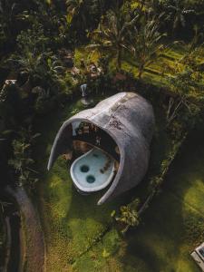 una vista aérea de una pequeña casa en el césped en Veluvana Bali en Sidemen