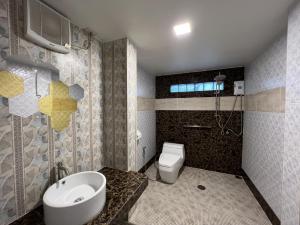 y baño con aseo y lavamanos. en Ton Pling Khao Lak Villa en Khao Lak