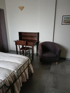 a bedroom with a bed and a desk and a chair at Rosatea B&B in Chieri