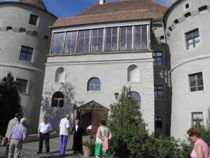 Crăciunelu de SusにあるLE DOMAINE DU HIBOUの建物の外に立っている人々のグループ