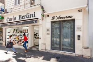 twee mensen die voor een winkel lopen bij Homelivia Av Jean Médecin in Nice