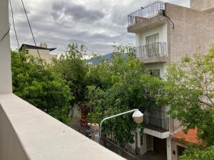 desde el balcón de un edificio en Departamento centro en La Rioja