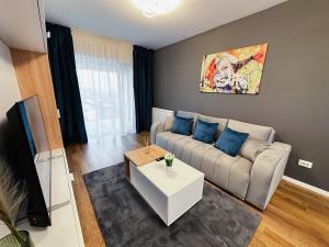 uma sala de estar com um sofá e uma mesa em AD Apartments em Cluj-Napoca