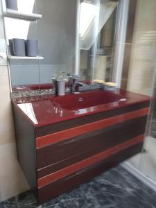 サン・クロンにあるFée Morgane - Chambresのバスルーム(赤い洗面台、鏡付)