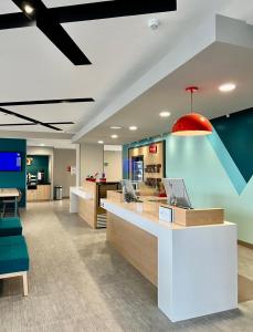 an office lobby with a reception desk and a red light at avid hotels - Guadalajara Av Vallarta Pte, an IHG Hotel in Guadalajara