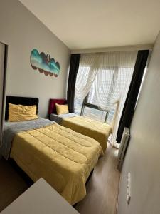 Habitación de hotel con 2 camas y ventana en Kozapark Rezidans 1+1 en Esenyurt